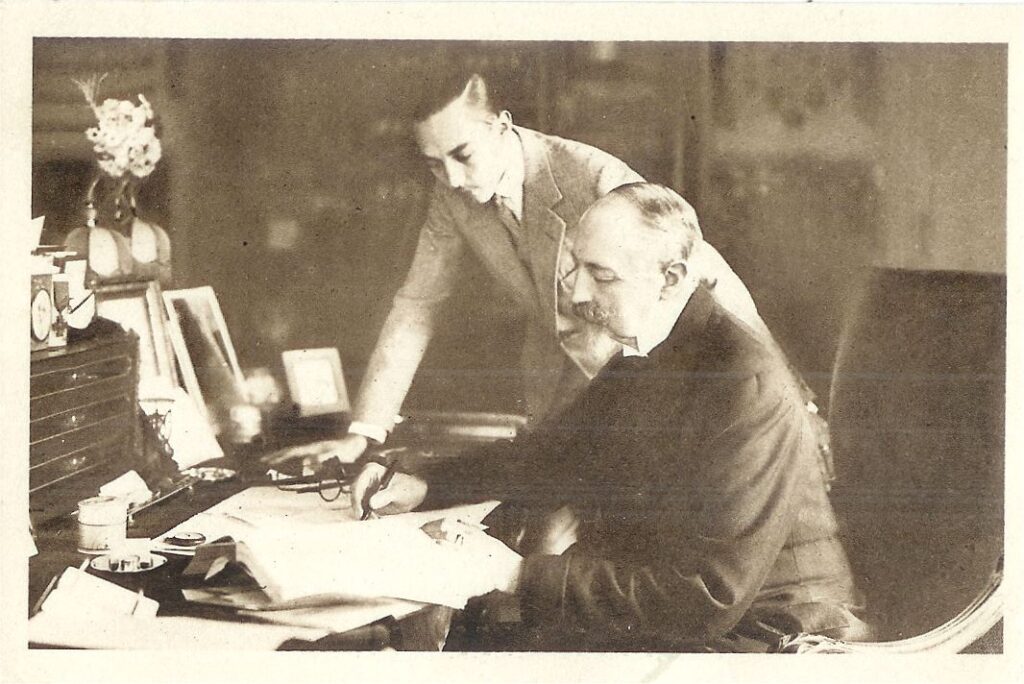 Henri d'Orléans, Comte de Paris, et son père Jean, duc de Guise, vers 1930 au Manoir d'Anjou (Belgique).